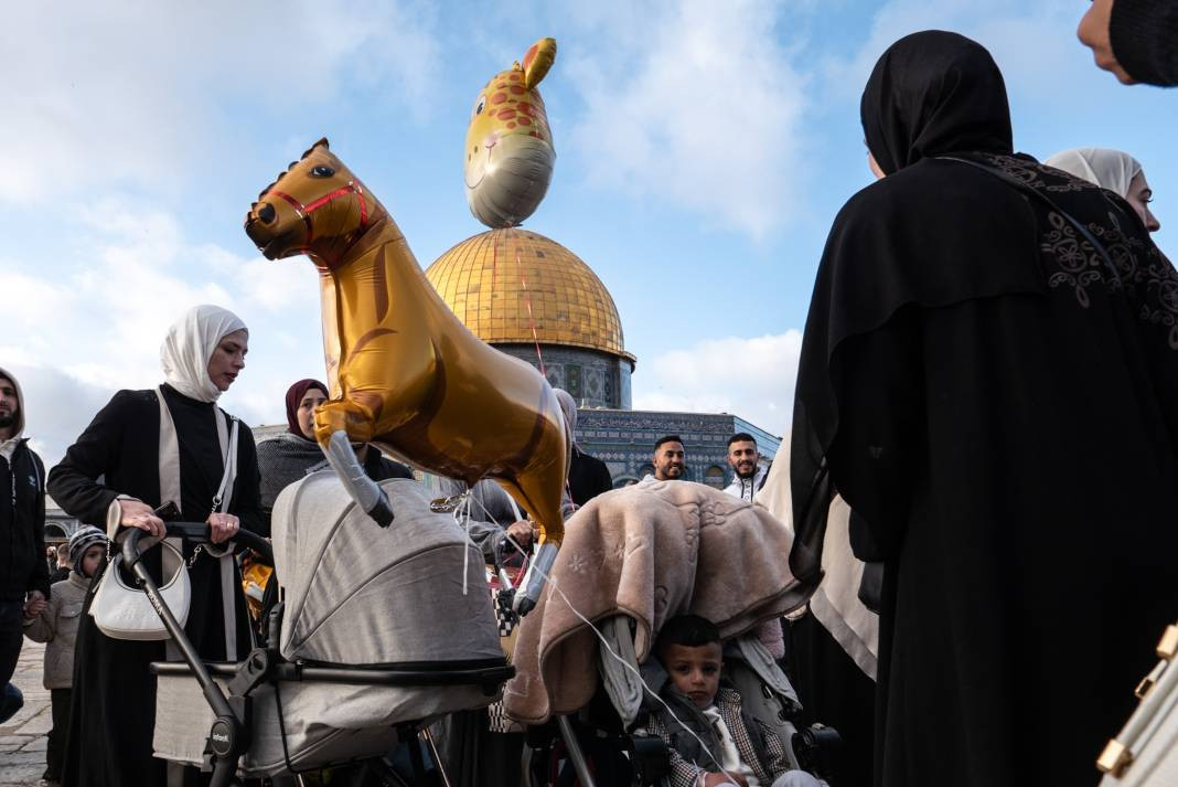 İsrail’in kısıtlamalarına rağmen akın ettiler: 120 Bin Filistinli Mescid-i Aksa’da saf tuttu - Resim: 23